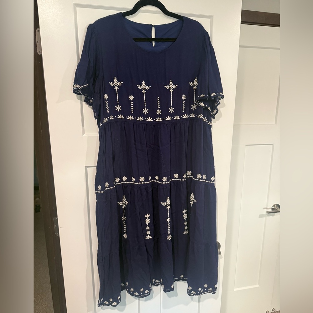 Chic Navy Dress with White Embroidery